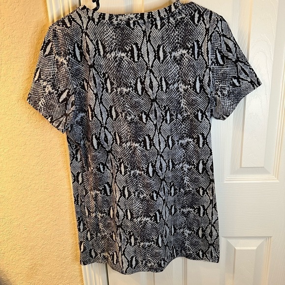 🥰3/$25 NWOT MICHAEL MICHAEL KORS Black and White Snake Print Short Sleeve Top - Picture 8 of 9